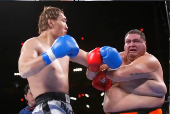 일본 스모 역사상 최초의 외국인 '요코즈나(横綱)'에 올랐던 아케보노 다로가 최근 도쿄의 한 병원에서 세상을 떠났다. 사진은 최홍만과 아케보노(오른쪽)의 경기 장면. [사진=유튜브 채널 '하나미치의 프로레슬링 이야기']