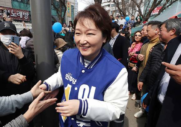 제22대 국회의원 선거 용인정에 출마한 이언주 더불어민주당 예비후보가 지난달 16일 경기 용인시 수지구청역 인근에서 시민들과 인사를 나누고 있다. [사진=뉴시스]