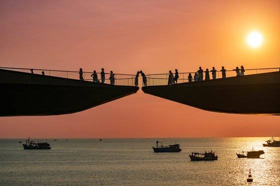 푸꾸옥 명물 키스 브릿지. 다리 중앙에서 입을 맞추는 낭만적인 사진을 담을 수 있다.