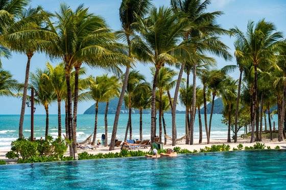 너른 야외 수영장과 풀빌라를 갖춘 뉴월드 푸꾸옥 리조트.