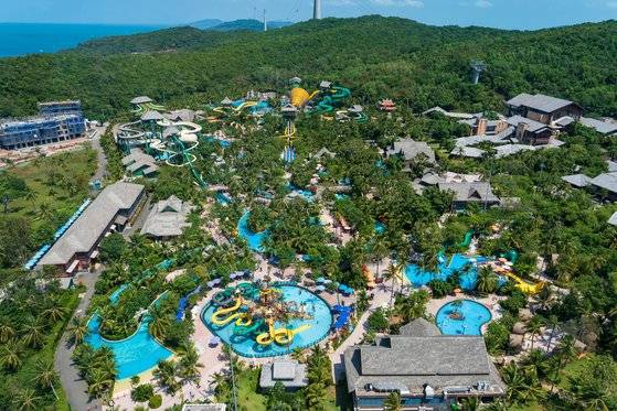 7.9㎞ 길이의 해상 케이블카를 타고 혼똔섬 테마파크로 넘어갈 수 있다.