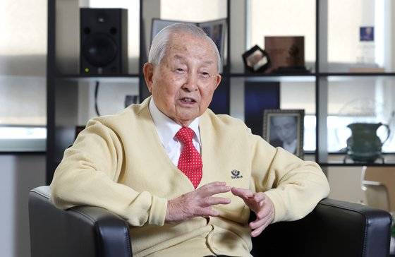 김장환 목사는 20년째 라디오 진행을 하며 1000명이 훌쩍 넘는 게스트를 만났다. 그는 "모든 사람의 삶에는 어려움이 있더라. 그걸 들으며 사람들이 서로 위안을 얻는다"고 말했다. 강정현 기자