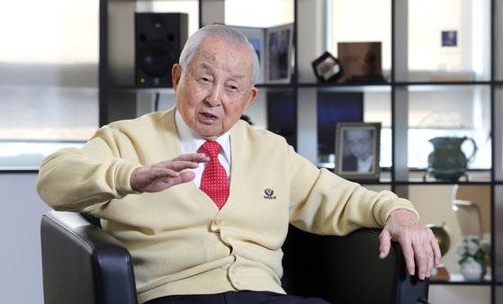 극동방송 집무실에서 만난 김장환 목사는 "아무리 사회적 지위가 놓고, 아무리 부유한 사람이라도 이야기를 들어보면 삶의 외로움이 있더라"고 말했다. 강정현 기자.