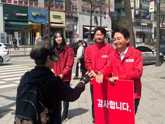 원희룡(오른쪽) 후보와 이천수씨(오른쪽 둘째)가 12일 인천 계양구에서 낙선 인사를 하고 있다. 사진 원희룡 페이스북