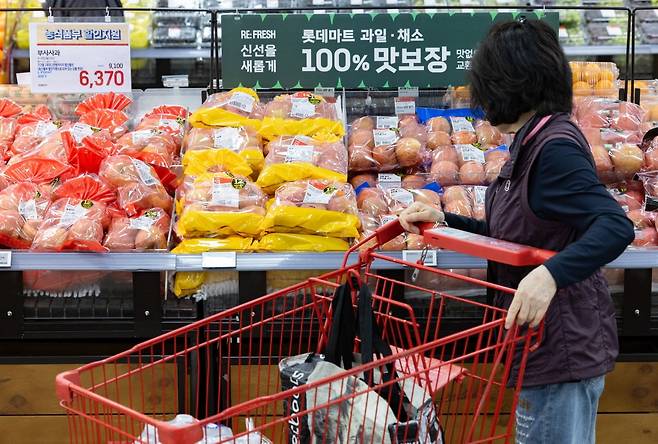 12일 오후 서울의 한 대형마트에서 시민이 사과를 고르고 있다.  /뉴스1