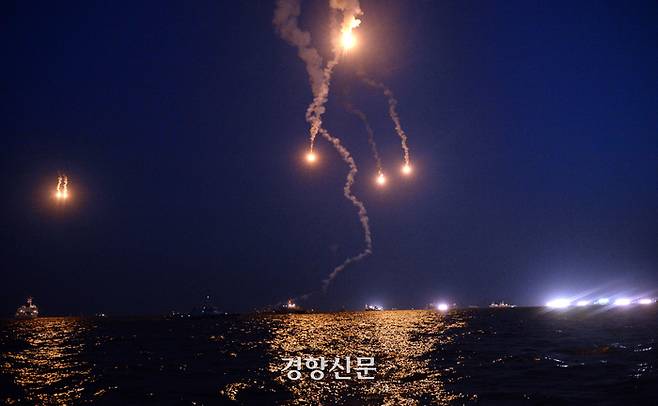 2014년 4월 24일 저녁 여객선 ‘세월호’가 침몰한 전남 진도군 조도면 병풍도 북쪽 3km 앞 사고 해상에서 채낚이 어선과 조명탄이 불을 밝히는 가운데 야간 수색 작업이 진행되고 있다. 진도|정지윤기자