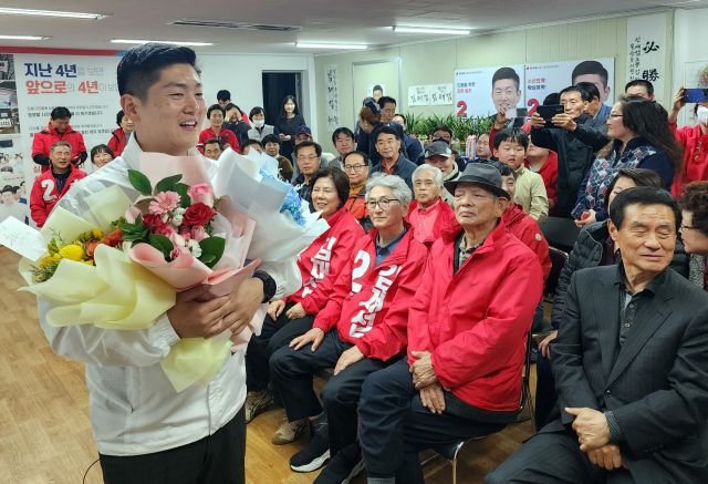 김재섭 국민의힘 서울 도봉갑 당선인이 22대 총선 다음 날인 11일 서울 도봉구에 마련된 선거사무소에서 당선이 확실시 되자 지지자들이 준 꽃다발을 들고 당선 소감을 밝히고 있다.  뉴시스