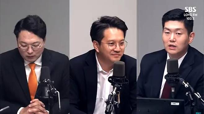 ▲천하람 개혁신당 비례대표 당선자와 전용기 더불어민주당 의원, 김재섭 국민의힘 도봉갑 의원 당선자가 12일 SBS 라디오 김태현의 정치쇼에 출연해 이동관 대통령 비서실장설, 장제원 정무장관설이 나온 중앙일보 보도 내용을 두고 비판하고 있다. 사진=SBS 정치쇼 영상 갈무리
