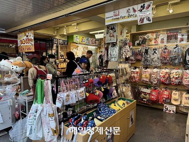 애견용품을 판매하는 아다치야 / 사진=홍지연 여행+ 기자
