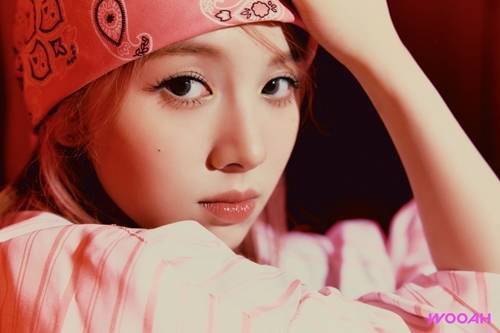 우아 멤버 루시의 사소한 모든 것을 살펴본다. 사진 = SSQ엔터테인먼트