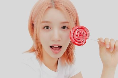 우아 멤버 루시의 사소한 모든 것을 살펴본다. 사진 = SSQ엔터테인먼트