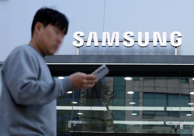 (서울=뉴스1) 박정호 기자 = 5일 서울시 광진구의 한 삼성스토어 앞으로 시민이 지나고 있다. ㅍ2024.4.4/뉴스1 Copyright (C) 뉴스1. All rights reserved. 무단 전재 및 재배포, /사진=(서울=뉴스1) 박정호 기자