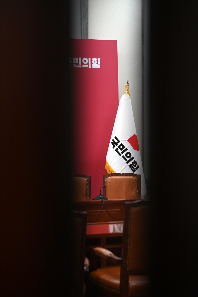 국힘 깃발만 덩그러니… 12일 오전 서울 여의도 국회 국민의힘 대회의실이 22대 총선 참패에 따른 한동훈 비상대책위원장의 사퇴로 지도부 공백 상태에 들어간 상황에서 텅 빈 채 당기만 자리를 지키고 있다.  곽성호 기자