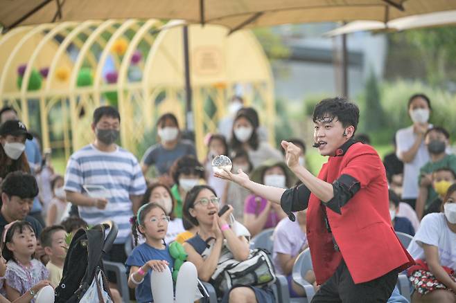 지난 2022년 국립세종수목원 축제마당에서 진행된 마술공연을 관람객들이 즐기고 있다. 한국수목원정원관리원 제공