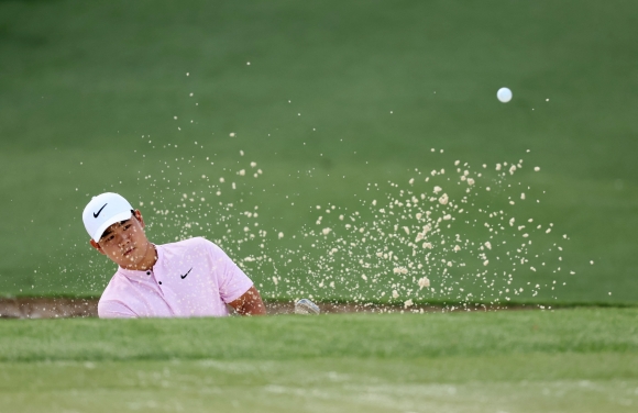 GOLF-MASTERS/ - Golf - The Masters - Augusta National Golf Club, Augusta, Georgia, U.S. - April 11, 2024 South Korea‘s Tom Kim plays out from the bunker on the 2nd hole during the first round REUTERS/Eloisa Lopez