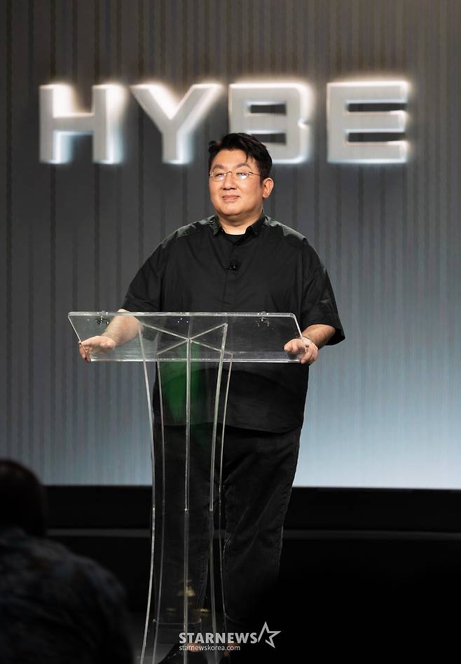 방시혁이 29일 오전 9시(현지 시각 28일 오후 5시) 미국 LA 산타모니카 IGA 스튜디오에서 진행된 글로벌 걸그룹 오디션 프로젝트 '더 데뷔: 드림아카데미'(The Debut: Dream Academy) 온라인 기자간담회에 참석해 포즈를 취하고 있다. /사진제공=하이브 2023.08.29 /사진=이동훈