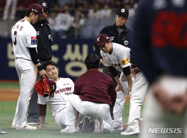 12일 서울 고척스카이돔에서 열린 2024 KBO리그 롯데 자이언츠 대 키움 히어로즈의 경기, 7회초 1사 주자 만루 상황 롯데 최항의 타구를 맞은 키움 투수 김재웅이 통증을 호소하고 있다. /사진=뉴시스