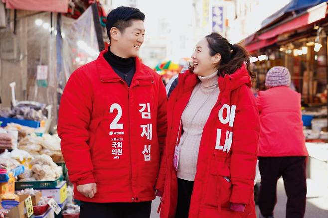 22대 총선 서울 도봉갑 지역구 국민의힘 김재섭 당선인(왼쪽)과 그의 아내 김예린 씨. [김재섭 블로그]