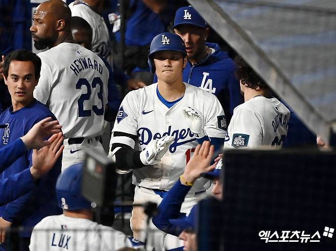 불법 도박 채무를 갚기 위해 미국프로야구(MLB) 슈퍼스타 오타니 쇼헤이 돈에 손을 댔다가 해고된 통역사 미즈하라 잇페이가 미국 연방 검찰에 의해 은행 사기 혐의로 기소됐다. 연방 검사 마틴 에스트라다는 11일 미즈하라가 자신의 스포츠 도박 비용을 지불하기 위해 오타니의 은행 계좌에서 1600만 달러(약 219억원) 이상을 절취했고, 오타니의 은행 계좌에 접근하기 위해 은행 측에 거짓말을 했다며 미즈하라를 기소했다고 밝혔다. 조사 과정에서 오타니에 대한 별다른 혐의점은 나오질 않았다. 사진은 지난달 서울시리즈에서 오타니가 타격을 준비하는 모습이다. 엑스포츠뉴스DB