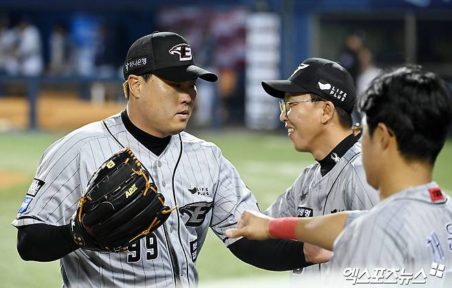 한화 이글스 좌완투수 류현진이 11일 서울 잠실야구장에서 열린 2024 신한 SOL Bank KBO리그 두산 베어스와의 원정경기에 선발 등판해 이닝을 무실점으로 마무리한 뒤 더그아웃으로 들어오고 있다. 류현진은 이날 6이닝 1피안타 2볼넷 8탈삼진 무실점으로 호투해 선발승을 챙겼다. 팀의 5연패를 끊어내고 KBO리그 복귀 첫 승 및 개인 통산 99승째를 완성했다. 잠실, 김한준 기자