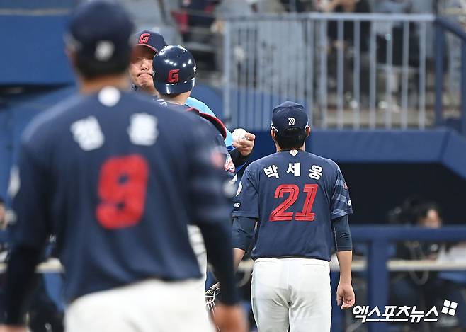 롯데 자이언츠 투수 박세웅이 12일 서울 고척스카이돔에서 열린 2024 신한 SOL Bank KBO리그 키움 히어로즈와 시즌 1차전에서 4이닝 7실점을 기록한 뒤 강판됐다. 사진 김한준 기자