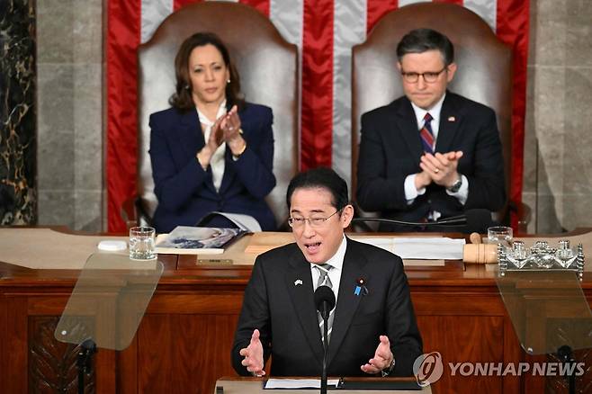 미국 의회서 연설하는 기시다 일본 총리 (워싱턴 AFP=연합뉴스) 미국을 방문 중인 기시다 후미오 일본 총리가 11일(현지시간) 워싱턴DC에 있는 미국 의회의 상·하원 합동회의에서 연설하고 있다. 2024.4.11