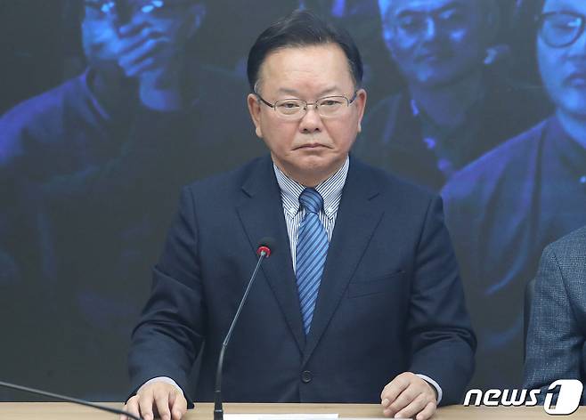 김부겸 더불어민주당 상임공동선거대책위원장이 11일 오전 서울 여의도 민주당 중앙당사에서 열린 더불어민주당·더불어민주연합 제12차 합동 중앙선거대책위원회의 겸 선대위 해단식에서 발언을 하고 있다./뉴스1 ⓒ News1 임세영 기자