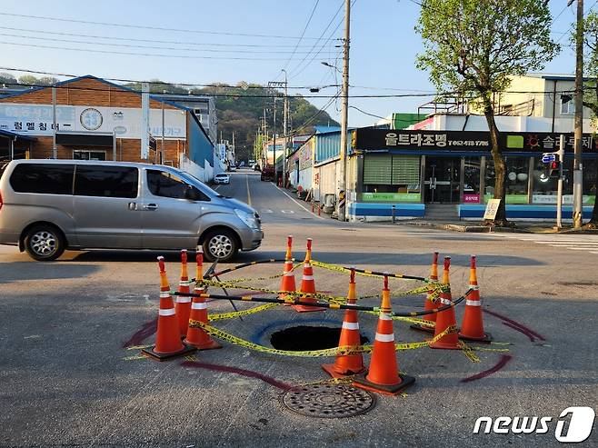 12일 오후 9시쯤 광주 북구 양산동 한 도로에서 싱크홀이 발생했다. 사진은 행정당국이 주변을 통제한 모습. (광주 북구 제공)2024.4.13/뉴스1