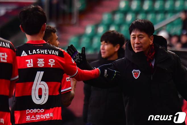 9일 오후 경북 포항스틸야드에서 열린 프로축구 '하나원큐 K리그1 2024' 포항 스틸러스와 대구 FC 경기 후반 교체 투입된 포항 김종우가 팀의 세번째 골을 성공 시킨 후 박태하 감독과 하이파이브하고 있다. 이날 스틸러스는 대구 FC에 3대 1 역전승을 거뒀다. 2024.3.9/뉴스1 ⓒ News1 최창호 기자