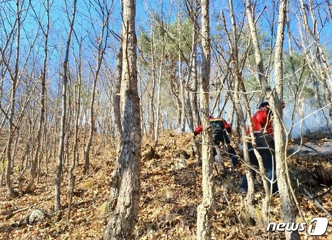 13일 오후 1시 37분쯤 경북 청송군 현서면 한 야산에서 불이 나 산림당국이 진화작업을 펼치고 있다. (산림청 제공)