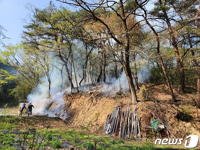 13일 오후 3시 48분쯤 전남 장성군 삼계면 한 밭에서 시작된 불이 인근 산으로 번져 소방당국이 진화작업을 하고 있다. (전남 장성소방 제공) 2024.4.13/뉴스1