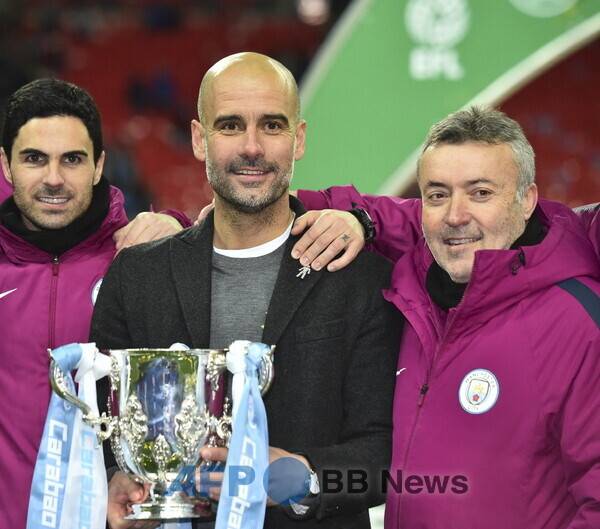 펩 과르디올라(중앙) 맨체스터 시티 감독의 수석코치였던 도메네크 토렌트(오른쪽) 감독과 현 아스날 감독인 미켈 아르테타(왼쪽). ⓒAFPBBNews = News1