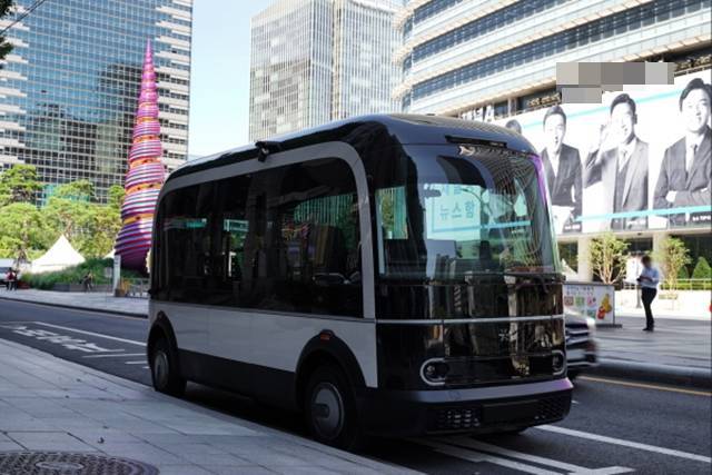서울 버스의 적자 및 출퇴근길 혼잡도를 개선하기 위해 '콜버스'를 도입해야 한다는 연구결과가 나왔다. 현대자동차그룹의 자율주행 계열사 '포티투닷'이 서울 청계천 일대에서 운영하고 있는 무인 자율주행 버스 'aDRT'의 모습. /포티투닷