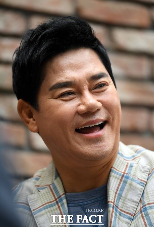 배우 김수현의 아버지이자 가수 김충훈이 이 13일 오후 서울 강남의 모처에서 조용한 결혼식을 올렸다. 두 사람은 가까운 지인들한테만 알려 조용한 혼례를 치렀다. 아들 김수현은 참석하지 않았다. /임영무 기자