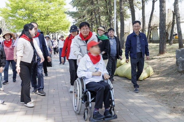 박강수 구청장 '마포 거북이마라톤' 참석 참가자와 동행 모습(사진제공=마포구청)