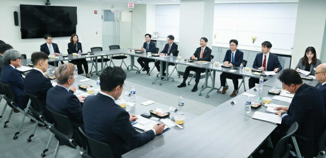 안덕근 산업통상자원부 장관(왼쪽 세 번째)이 11일(현지시간) 미국 워싱턴 D.C. 한국무역협회 회의실에서 '미국 현지진출 기업 간담회'를 주재하고 있다.