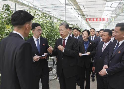 중국 공산당 서열 3위인 자오러지(趙樂際) 전국인민대표대회 상무위원장이 평양 강동종합온실농장을 방문한 모습. 뉴시스