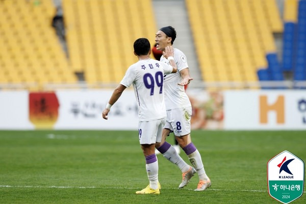 주현우(왼쪽), 김정현(이상 FC안양). 한국프로축구연맹 제공