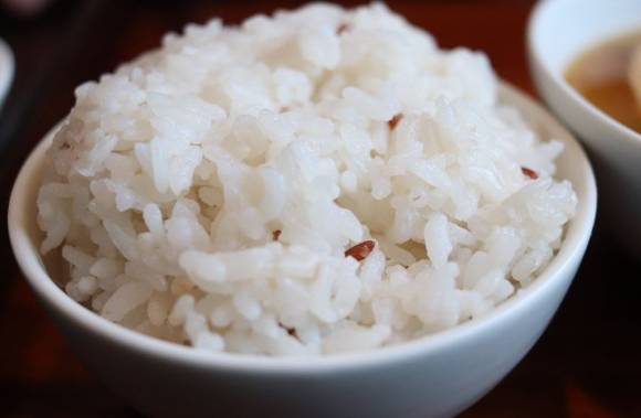춘곤증, 식곤증, 혈당 스파이크는 모두 피로감과 졸음을 유발하며 이 중 혈당 스파이크는 당뇨병, 심혈관계 질환, 신경 손상 등의 합병증을 일으킬 수 있어 주의가 요구되는 증상이다. 사진은 혈당을 높일 수 있는 흰 쌀밥. [사진=픽사베이]