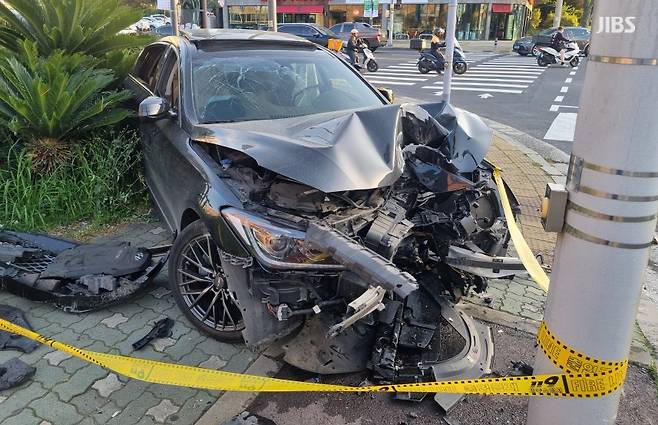 오늘(13) 오후 제주시 노형동에 음주운전 차량이 신호등을 들이 받은 모습 (사진, 시청자 제공)