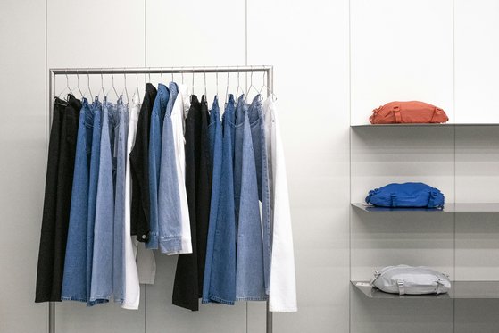 최근 효율적이고 간소한 옷장을 의미하는 '캡슐 옷장'에 대한 관심이 높아지고 있다. 사진 nadin mario by unsplash
