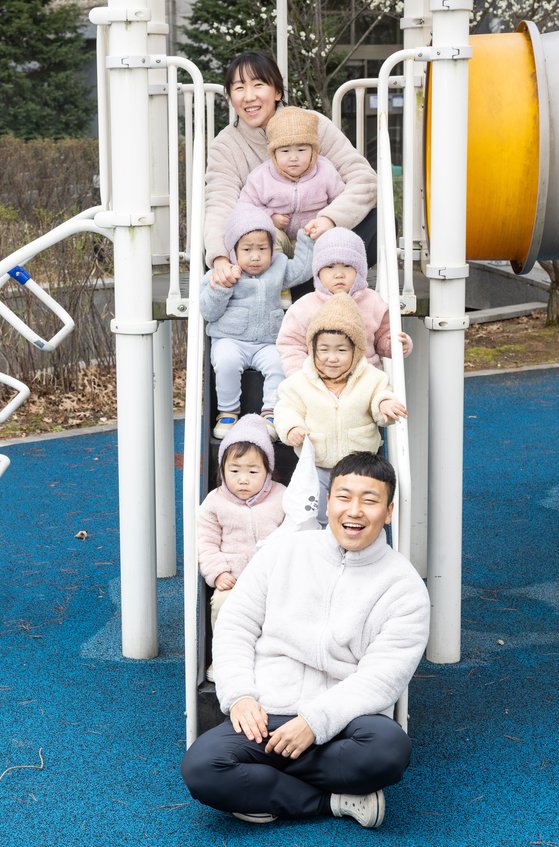 다섯 쌍둥이 가족이 지난달 30일 인천시 계양구 자택 앞 놀이터에서 즐거운 시간을 보내고 있다. 위쪽부터 엄마 서혜정씨, 이현·소현·재민·서현·수현, 아빠 김진수씨. 최기웅 기자