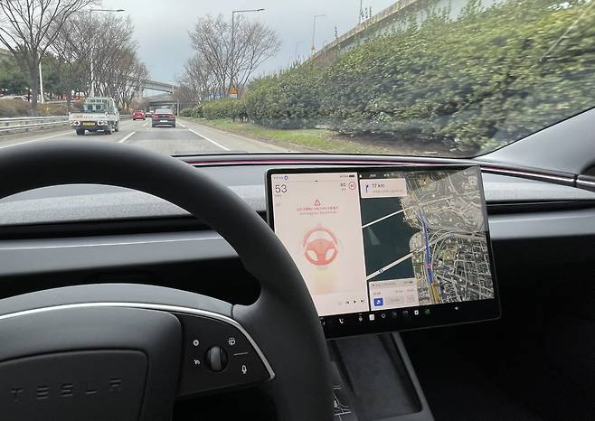 테슬라 차량은 오토파일럿 모드로 주행 중 운전자가 핸들을 붙잡고 있지 않으면 경고를 보낸다. 경고가 누적되면 오토파일럿이 강제로 사용 금지된다. 핸들을 붙잡고 있어도 경고를 받는 경우가 많아서 다소 불편했다. /백수전 기자