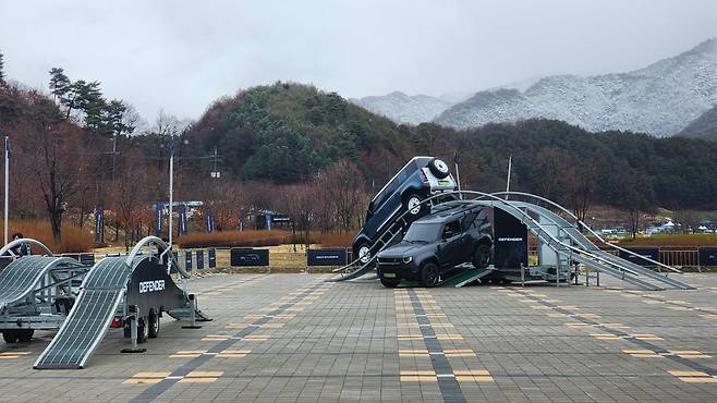 데스티네이션 디펜더 행사장에 마련된 '오프로드 구조물' 체험장. 사진=신용현 기자