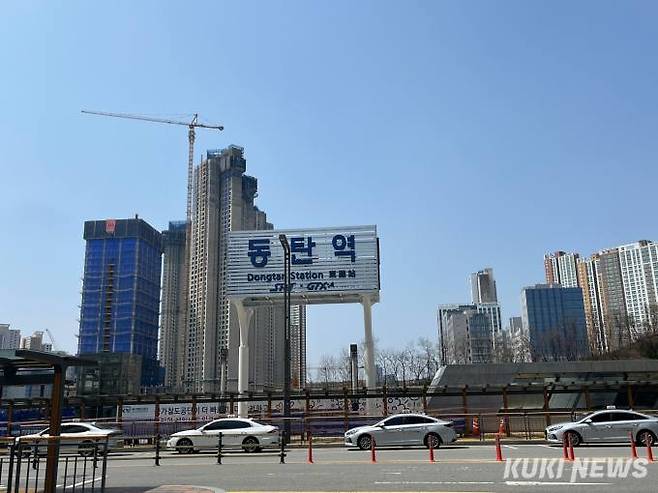 GTX 교통 호재가 있는 동탄역 동탄신도시는 최고가를 경신하고 경기 화성시 동탄역 인근 새 아파트 공사가 진행 중인 모습. 사진=조유정 기자