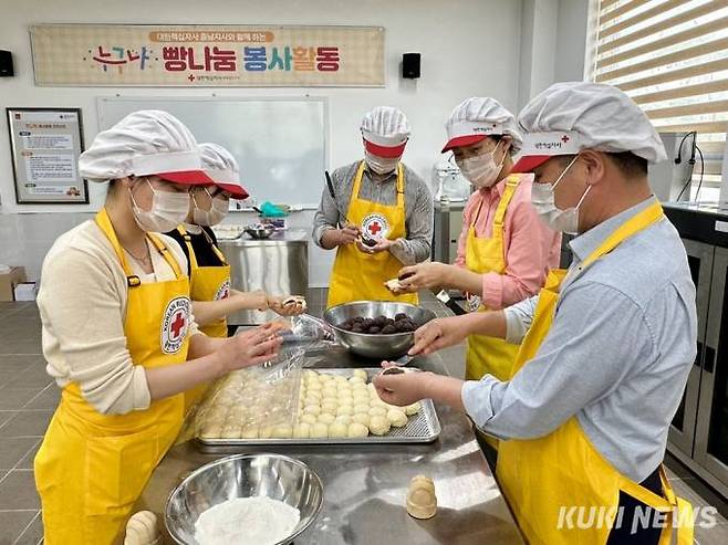 충남교육청 교직원들이 ‘사랑의 빵 나눔’ 행사에 참여해 사회복지시설에 전달할 단팥빵을 만들고 있다.