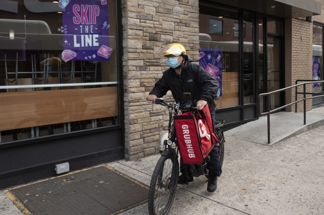 팬데믹이 펼쳐졌던 2021년 4월 21일 미국 뉴욕의 한 거리에서 자전거를 탄 배달기사가 음식을 배달하고 있다. AP뉴시스