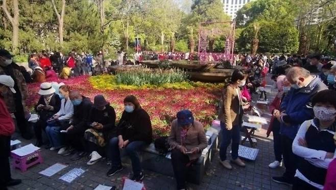 상하이 인민공원 맞선 코너에 모여 있는 사람들. [바이두]