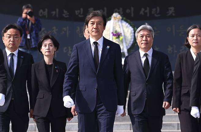 조국혁신당 조국 대표가 12일 오전 비례대표 당선인들과 함께 서울 동작구 국립서울현충원에서 현충탑 참배를 마친 뒤 이동하고 있다. [사진 출처 = 연합뉴스]