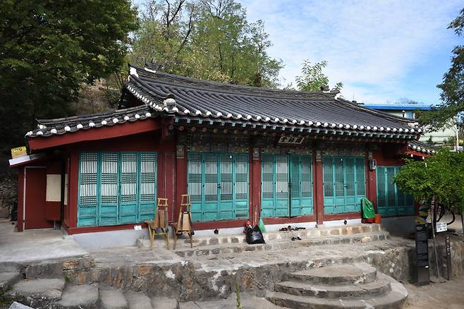 인왕산 국사당. 국사당은 애초 남산 팔각정에 있었지만 1925년 일제가 국사당 아래에 조선신궁을 지으면서 현재의 인왕산 선바위로 이전했다. 인왕산 국사당에서는 지금도 사업번창을 비는 경사굿, 부모의 극락왕생을 비는 진오귀굿, 병굿, 우환굿 등이 벌어진다. [문화재청]